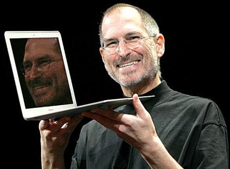 Стив Джобс с ноутбуком MakBook от Apple