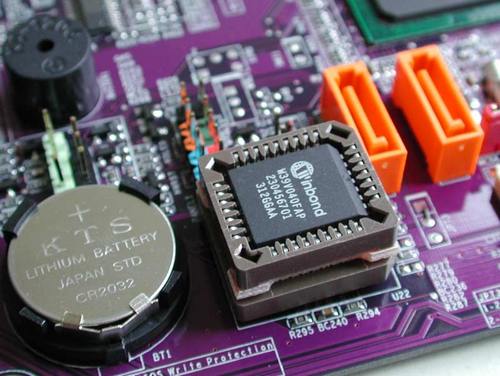 Микросхема BIOS рядом с батарейкой