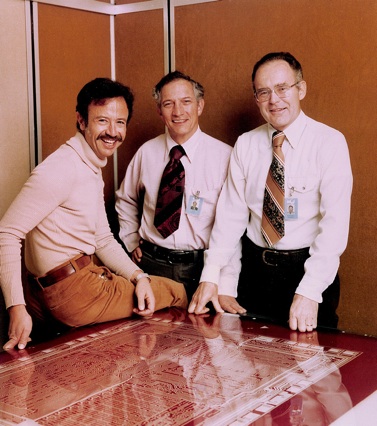 Основатели INTEL: Гордон Мур справа, Роберт Нойс в центре и Энди Гроув слева