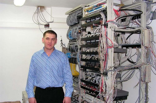 Системный администратор на фоне серверов