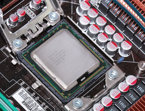 Процессор компании Intel установленный на материнской плате